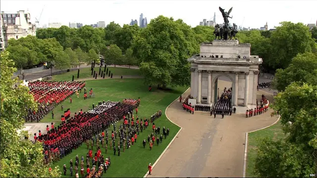 ਮਹਾਰਾਣੀ ਦੇ ਤਾਬੂਤ ਨੂੰ ਵੈਲਿੰਗਟਨ ਆਰਕ ਰਾਹੀਂ ਲੈ ਕੇ ਜਾਂਦੇ ਹੋਏ