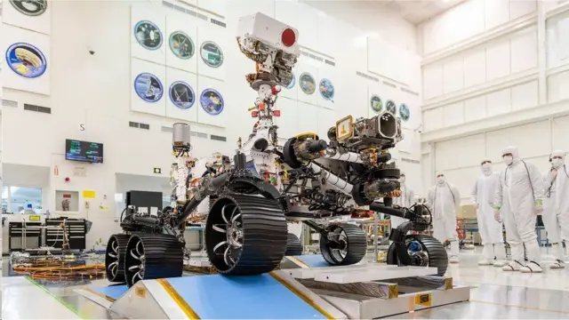 หุ่นยนต์ "เพอร์เซเวียแรนซ์" หนัก 1 ตัน ติดตั้งอุปกรณ์สำรวจ 7 ชิ้น กล้องหลายตัวและหัวเจาะขนาดใหญ่