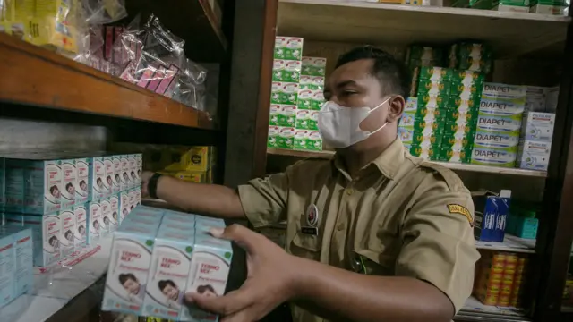 Petugas Dinas Kesehatan Solo melakukan pengecekan obat berbahan cair atau sirop saat kegiatan Sidak Apotek di Solo, Jawa Tengah, Senin (24/10/2022).