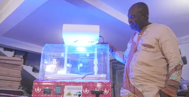 L'inventeur de la couveuse qui admire son chef d'œuvre 