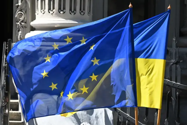 Прапори ЄС і України.