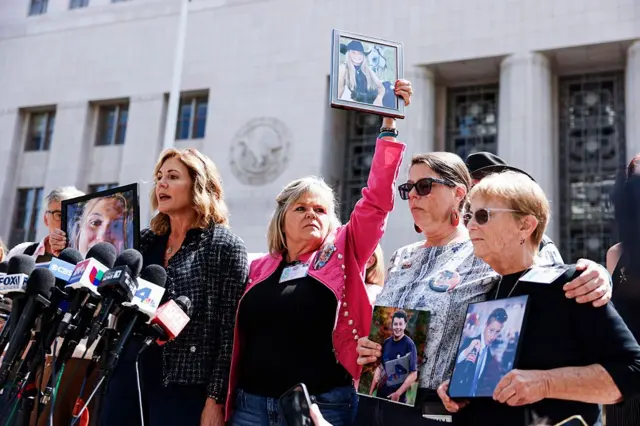 La familia de las víctimas habla con la prensa después de escuchar el veredicto afuera del Tribunal Superior de Los Ángeles durante una de las demandas coordinadas que alegan que Meta y YouTube están diseñados para enganchar a los jóvenes usuarios y causarles una variedad de efectos negativos en la salud mental, incluyendo que se estrangulen a sí mismos y desarrollen trastornos alimenticios, el miércoles 25 de marzo de 2026 en Los Ángeles, CA.  (Kayla Bartkowski / Los Angeles Times vía Getty Images)