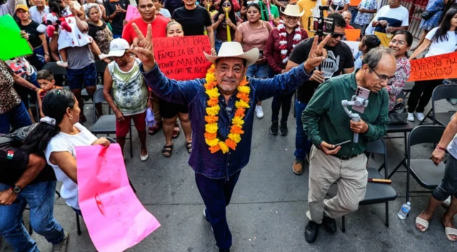 ሴናተር ፌሊክስ ሳልጋዶ ሜክዶኒዮ ከምርጫ ውድድር የወጣው የመድፈርና ወሲባዊ ጥቃት ክስ ቀርቦበት ነው።