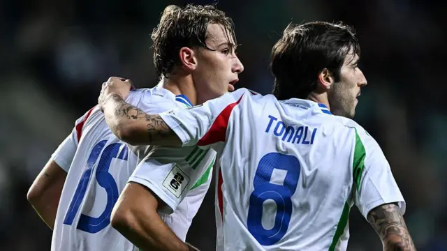 Jogadores italianos comemorando