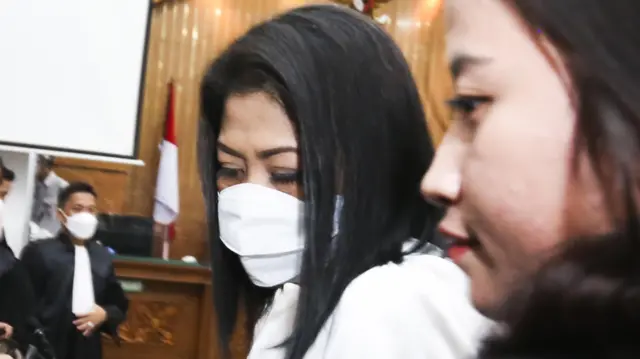 Terdakwa Putri Candrawathi meninggalkan ruangan usai menjalani sidang vonis di Pengadilan Negeri Jakarta Selatan, Jakarta, Senin (13/02)