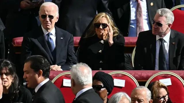 Колишній президент США Джо Байден і його дружина Джилл сидять разом на похоронах