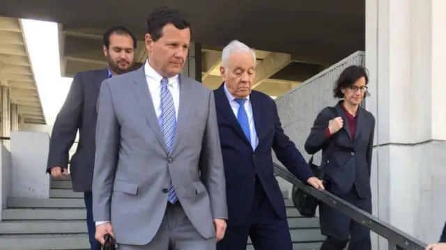 El expresidente Gonzalo Sánchez de Lozada (centro-derecha) sale del Tribunal Federal de Estados Unidos en Fort Lauderdale, Florida, con su abogado Stephen Raber (izq.) el 20 de marzo de 2018 después de testificar ante el tribunal.