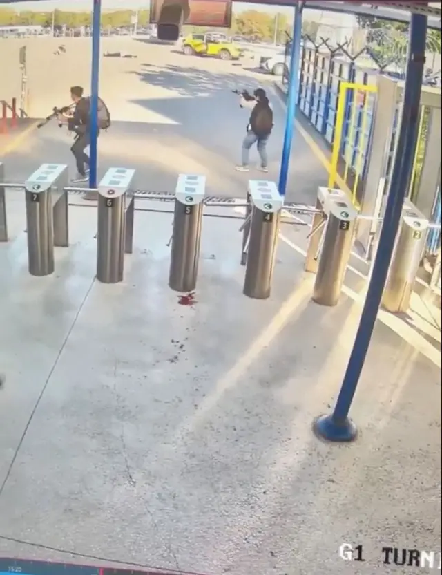 टर्कीको उड्डयन कम्पनीको प्रवेशद्वारामा गोली चलाउँदै एक पुरुष र एक महिला थिए