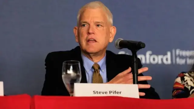 สตีเวน ไพเฟอร์ อดีตเอกอัครราชทูตสหรัฐฯ ประจำยูเครนในสมัยรัฐบาลของอดีตประธานาธิบดีบิล คลินตัน