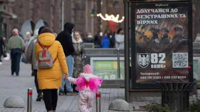 плакат із агітацією мобілізуватися до лав ЗСУ на вулиці