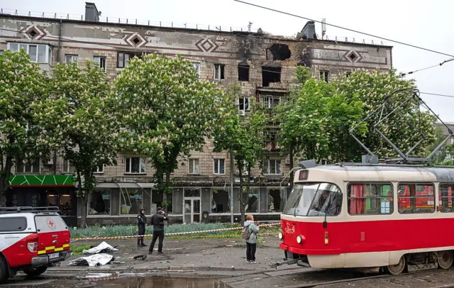 Un edificio dañado por un ataque