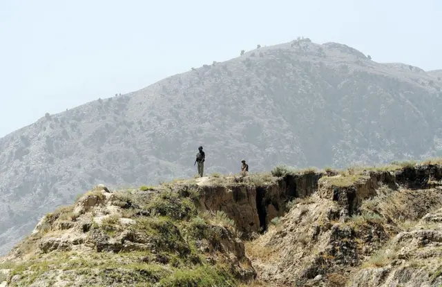 غلۍ مرکز په یوه غرنۍ سیمه کې موقعیت لري، چې د مومند او باجوړ سیمو تر منځ د لویې لارې پر سر پروت دی. ارشیف تصویر