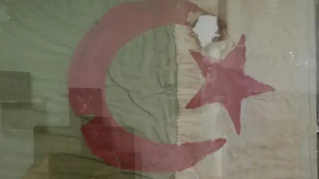 العلم الذي رفعه بوزيد عسال في مظاهرات 8 ماي 1945 في سطيف، شرقي الجزائر