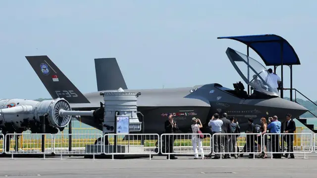 সিঙ্গাপুর এয়ার শো-তে এফ-৩৫র ছবি তুলছেন দর্শনার্থীরা। ২০১০