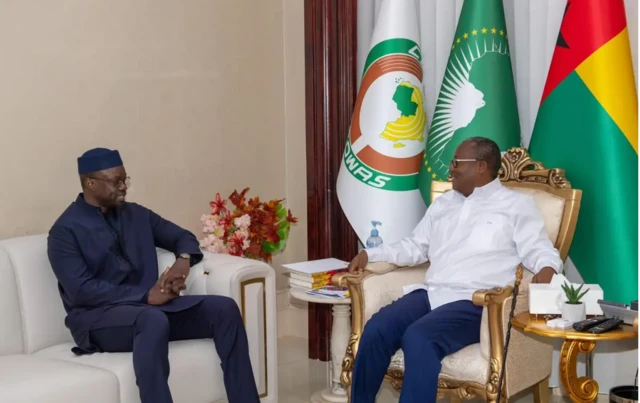 Le président bissau-guinéen Umaro Sissoco Embaló et le premier ministre sénégalais Ousmane Sonko