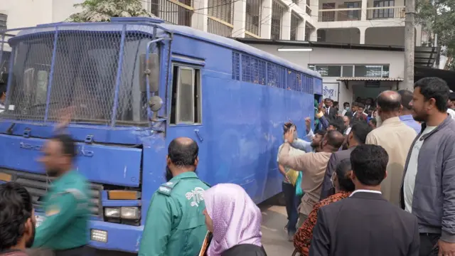  প্রিজন ভ্যানের পাশে গ্রেপ্তার ব্যক্তিদের সঙ্গে কথা বলছেন স্বজনরা 