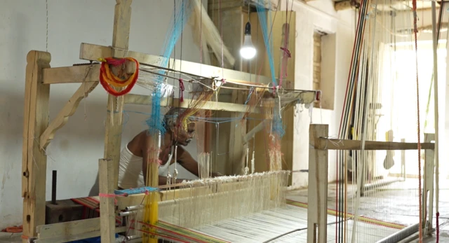 साडी विणकाम हा पुरुषी मक्तेदारी असलेला व्यवसाय आहे. 