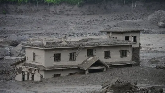 नेपाल-चीन सीमा से लगे नुवाकोट इलाके में अचानक आई बाढ़ के बाद हर तरफ मलबा ही दिखता है