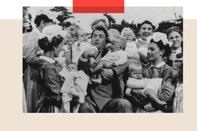 Gregory Peck s'efforce de tenir deux bébés, un groupe d'infirmières lui présente, tournant une scène pour « The Million Pound Note ».