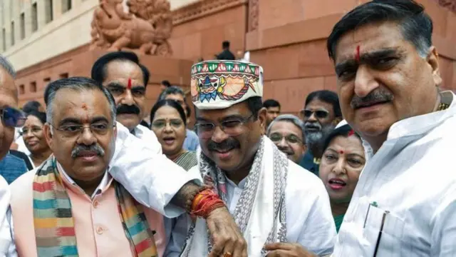 सोमवार को जब धर्मेंद्र प्रधान संसद पहुंचे तो बीजेपी और एनडीए सांसदों ने उनका ज़ोरदार स्वागत किया
