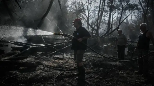 Yangına suyla müdahale ediliyor 