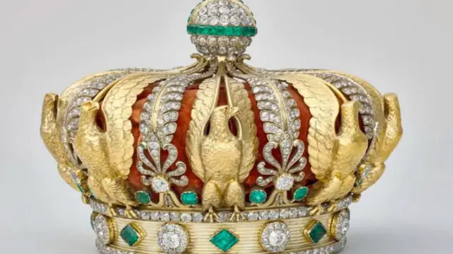 கிரீடங்கள், சங்கிலிகள், காதணிகள், ப்ரூச்சுகள், லூவர் அருங்காட்சியகக் கொள்ளை, இந்திய வைரங்கள்