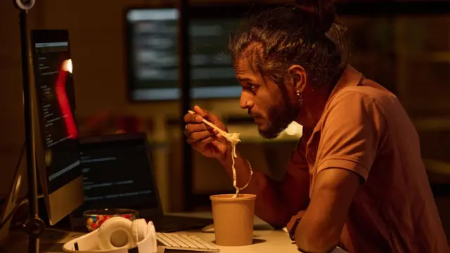 இரவில் நன்றாகத் தூங்க எந்தெந்த உணவுகளை, எப்போது சாப்பிட வேண்டும்?