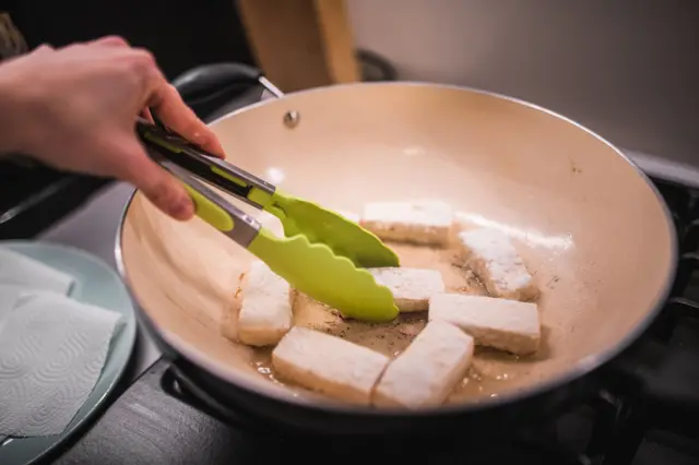 Tofu kızartan eller