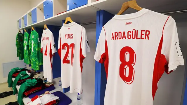 Yunus Akgün ve Arda Güler'in formaları Türkiye soyunma odasında sergileniyor.