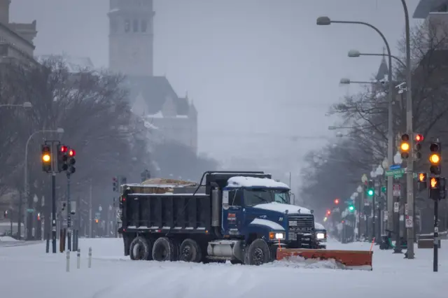 камион чисти снег у Вашингтону