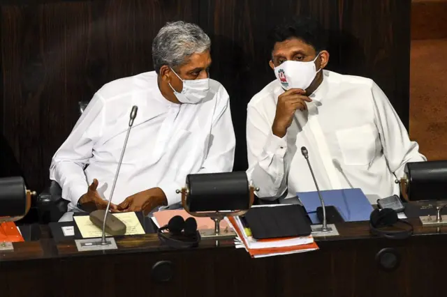 සරත් ෆොන්සේකා විසින් සජිත් ප්රේමදාසට එරෙහිව පාර්ලිමේන්තුවේදී චෝදනා කළේය