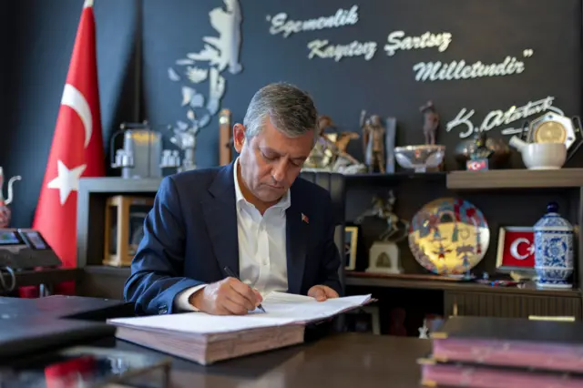 Özgür Özel yeni partinin kuruluşu için imzaları attı
