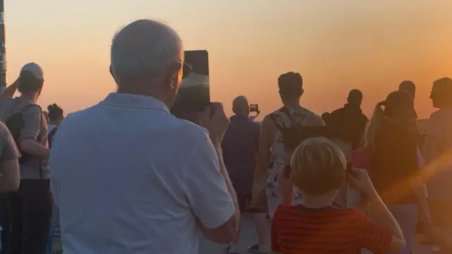 Deda i unuk gledaju pomračenje Sunca u Beogradu