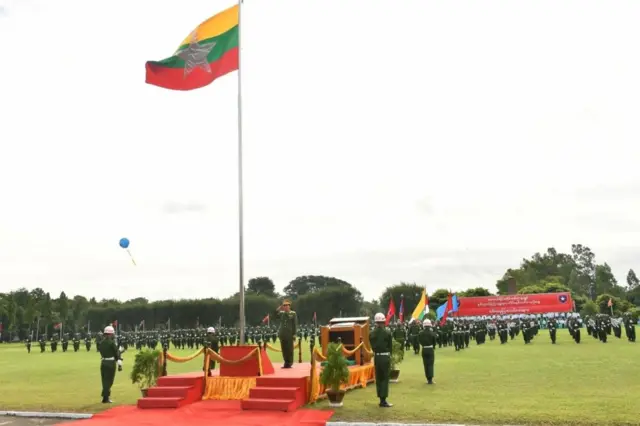 ၂၀၂၂ ခုနှစ်တုန်းက အလယ်ပိုင်းတိုင်းစစ်ဌာနချုပ်ရဲ့ နှစ်(၅၀)ပြည့် ရွှေရတုတိုင်းနှစ်ပတ်လည်နေ့အခမ်းအနားမြင်ကွင်း 