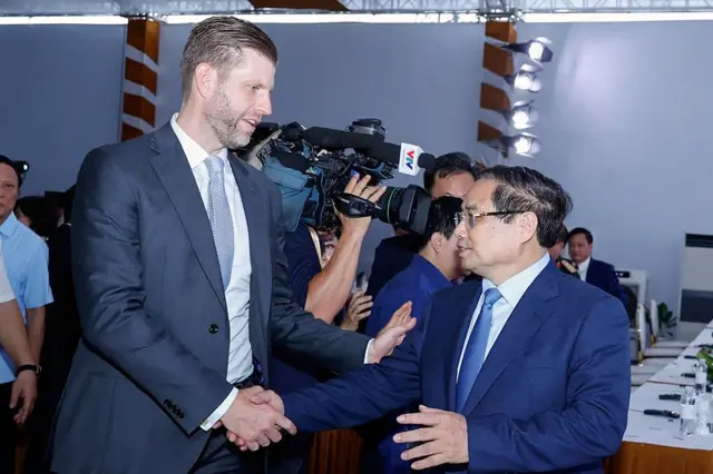 Ông Eric Trump bắt tay Thủ tướng Phạm Minh Chính tại lễ khởi công dự án hôm 21/5