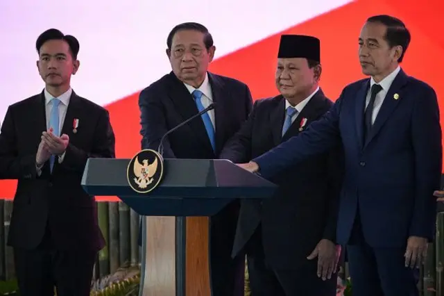Wakil Presiden Indonesia Gibran Rakabuming Raka, mantan presiden Susilo Bambang Yudhoyono, Presiden Prabowo Subianto dan mantan presiden Joko Widodo menghadiri peluncuran dana kekayaan negara yang dikenal sebagai Daya Anagata Nusantara, atau Danantara, di Jakarta pada 24 Februari 2025.