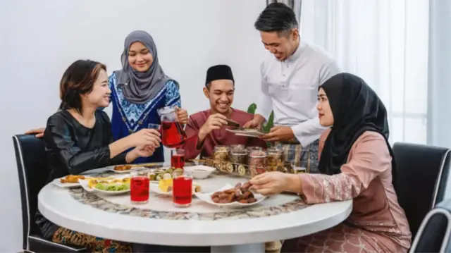 Ilustrasi kumpul keluarga saat Lebaran.