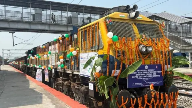 नेपाल र भारतका प्रधानमन्त्रीले संयुक्त रूपमा भन्सार यार्डसम्म पुग्ने सो रेलमार्ग उद्घाटन गरेका हुन्