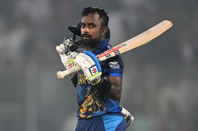 අසලංක පන්දු 105 කදී ලකුණු 108ක් රැස් කරමින් සිටියදි දැවී ගියේය.