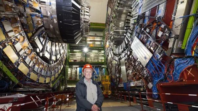 Peter Higgs au Grand collisionneur de hadrons, situé à la frontière entre la France et la Suisse. 