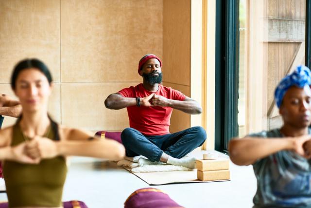 grupo de personas en una clase de meditación