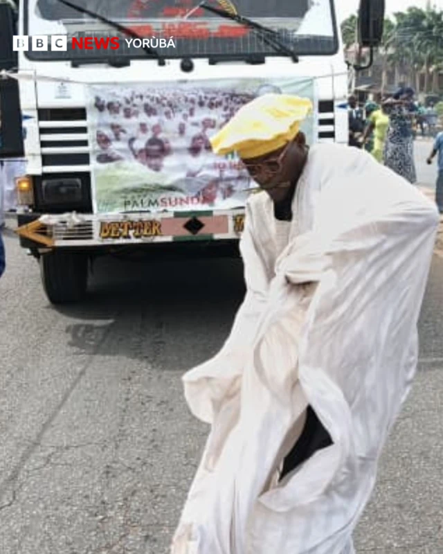 Ọkunrin kan wọ aṣọ funfun ati fila funfun nibi ayajọ ọjọ isinmi imọ ọpẹ niluu Ilorin