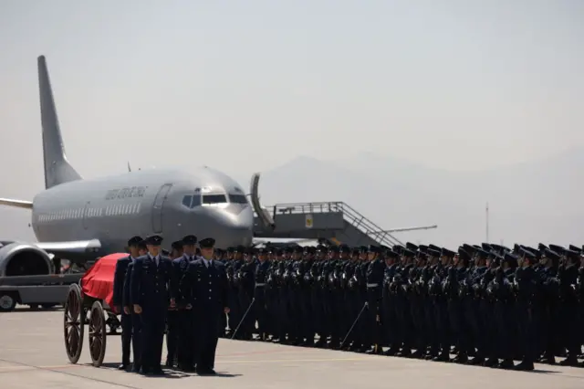 El cuerpo de Piñera siendo movilizado con honores militares