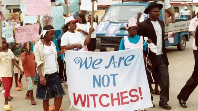 Pessoas fazem protesto na rua segurando placas e faixas com os dizeres "We are not witches", ou "nós não somos bruxas"