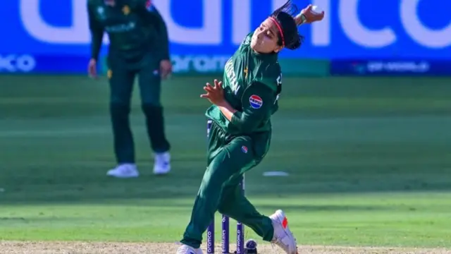 ਪਾਕਿਸਤਾਨ ਦੀ ਕਪਤਾਨ ਫਾਤਿਮਾ ਸਨਾ ਗੇਂਦਬਾਜ਼ੀ ਕਰਦੇ ਹੋਏ