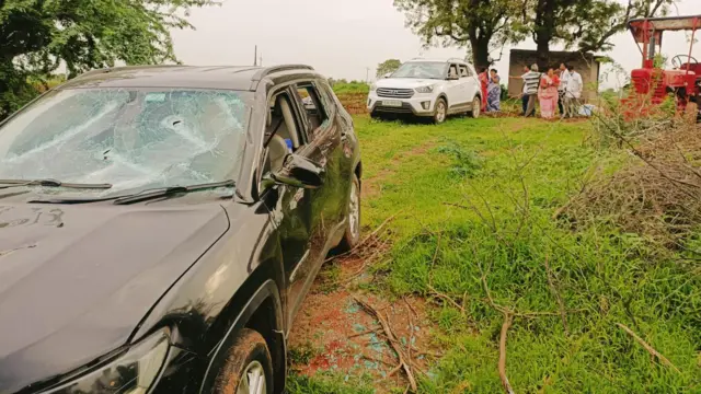 कार जिस पर हमला हुआ