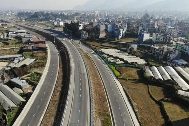 नागढुङ्गा सुरुङमार्ग जाने सडक