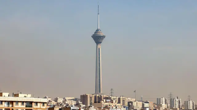 يظهر برج ميلاد، أطول برج في إيران بارتفاع 435 متراً، في أفق طهران بتاريخ 23 فبراير/شباط 2026. اكتمل بناء برج ميلاد في أكتوبر/تشرين الأول 2008 بعد 11 عاماً من العمل، وكان الهدف منه، من قبل حكومة الجمهورية الإسلامية الجديدة التي خلفت الشاه، أن يكون رمزاً جديداً لطهران يحل محل برج آزادي، رمز عهد بهلوي السابق.