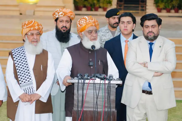 ملا فضل الرحمان په کنفرانس کې خبرې کوي.