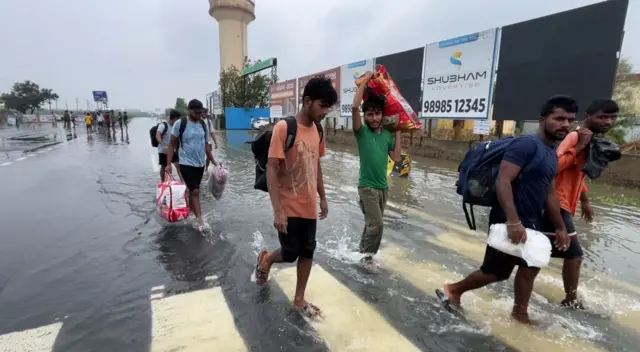 સાણંદ-વીરમગામ હાઈવે પર ભારે વરસાદને કારણે મજૂરી કરતા લોકોને પણ મુશ્કેલીનો સામનો કરવો પડી રહ્યો છે અને તેઓ પગપાળા અમદાવાદ બાજુ જઈ રહ્યા છે